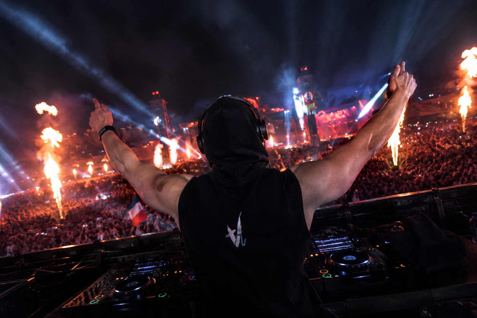 DJ VENOM face à une foule de festival, bras levés
