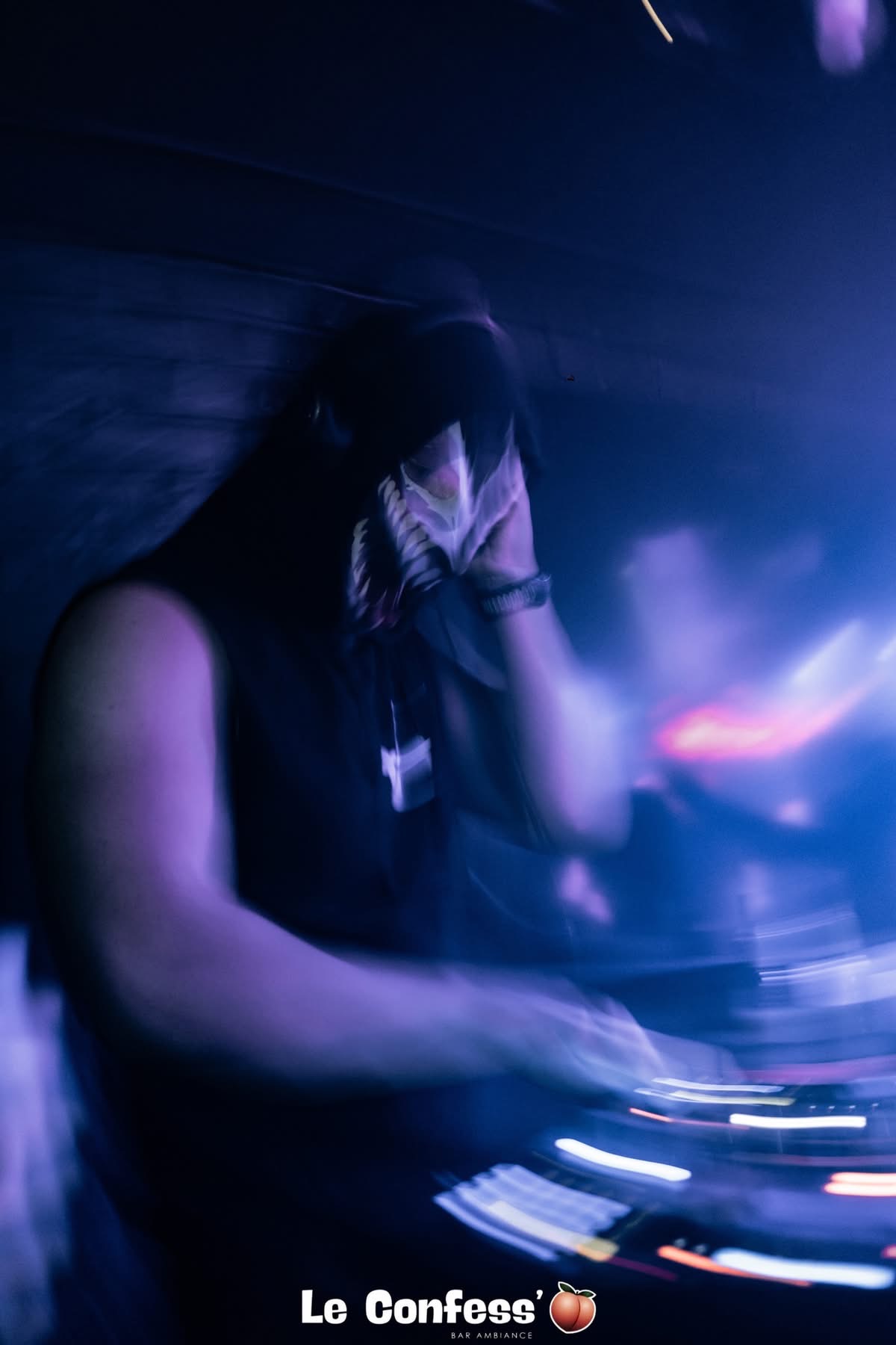 DJ VENOM en performance, éclairage bleu violet