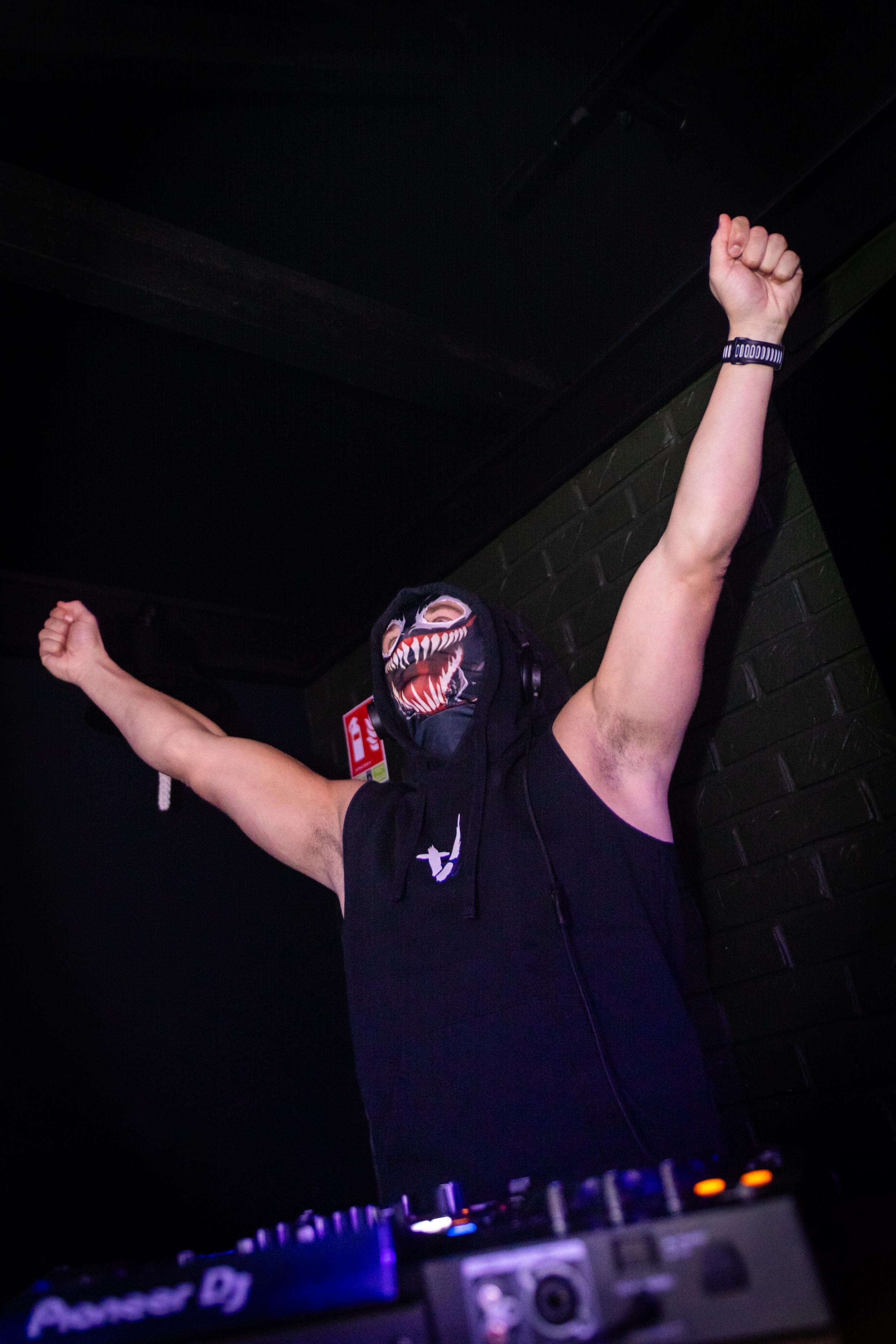 DJ VENOM face au public