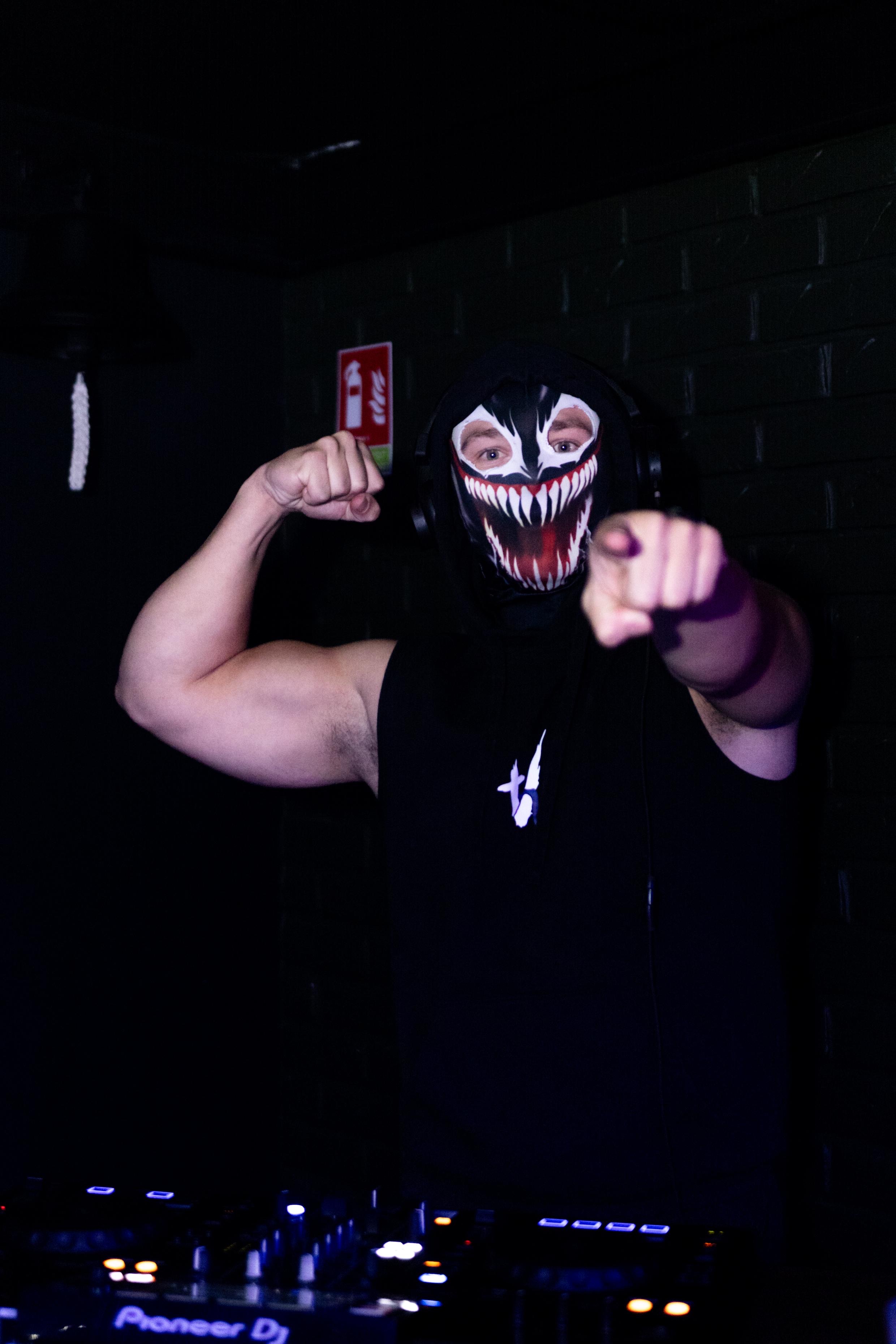 DJ VENOM masqué et casque audio